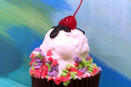 Vegan Disney Food Review: Ice Cream Sundae Seasonal Cupcake at Sunshine Seasons in Epcot